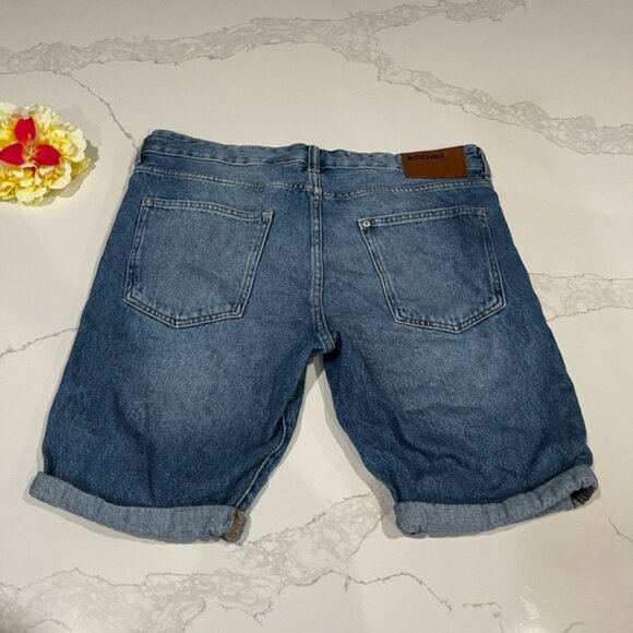 H&M Women’s 32 Distressed Blue Jean Shorts - Picture 4 of 8